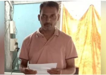 ৰে’লত নিচাযুক্ত দ্ৰব্য খুৱাই গোৱালপাৰাৰ জনসংযোগ বিষয়াৰ লুটি নিলে ধন-সোণ-নথি