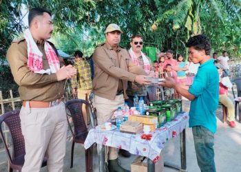 আঘোণৰ পথাৰত নামিছে জাক জাক হাতী, কৃষকক সকাহ দিবলৈ আৰণ্যকৰ চাৰ্জ লাইট বিতৰণ