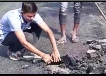 টীয়ক-কাৱৈমাৰী সংযোগী পথ: নিৰ্মাণৰ পাছদিনাই বখলা বখলে এৰালে ব্লেক টেপিং