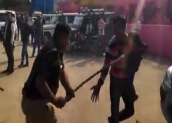 Policeman allegedly assaulted a man with a child