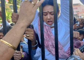 মুখ্যমন্ত্ৰীৰ পৰিয়ালৰ ভূমি কেলেংকাৰী: APCC ৰ প্ৰতিবাদত বাধা আৰক্ষীৰ