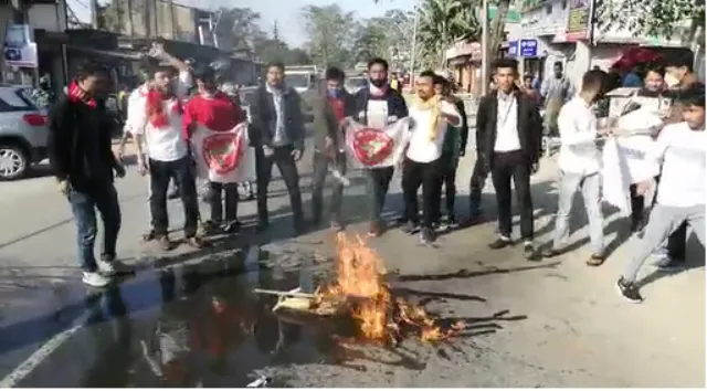 মাৰ্ঘেৰিটাত মুখ্যমন্ত্ৰী ,কৃষি মন্ত্ৰীৰ পুত্তলিকা দাহ