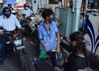 বৃহৎ সকাহ! প্ৰতিলিটাৰ পেট্ৰ’লৰ দাম ২৫ টকাকৈ হ্ৰাস, ক’ত?