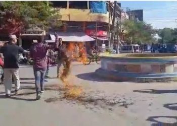 ভূমি কেলেংকাৰী: আৰক্ষীৰ নিচ্ছিদ্ৰ নিৰাপত্তাৰ মাজতো জ্বলিল হিমন্ত বিশ্বৰ পুত্তলিকা