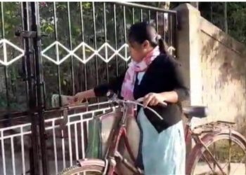Dignity of labour ঘৰে ঘৰে পুৱাই বাতৰি কাকত বিলাই আদৰ্শ গঢ়িছে টীয়কৰ যুৱতী পৰিস্মিতাই
