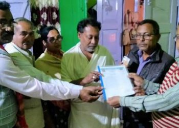 ধুবুৰী জিলা সাহিত্য সভাৰ প্ৰতিষ্ঠাপক সভাপতি সদ্য প্ৰয়াত প্ৰসন্ন কুমাৰ দাসৰ বাসগৃহত সাহিত্য সভাৰ সঁজাতি দল