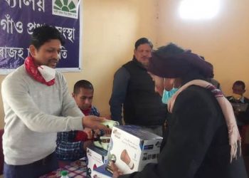 শিৱসাগৰত গাওঁ প্ৰধানৰ মাজত চৰকাৰে যোগান ধৰা সামগ্ৰী বিতৰণ