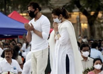 Shah Rukh Khan in Lata Mangeshkar’s funeral