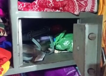 Guest robs jewellery with cash