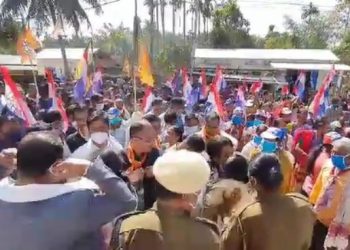 টীয়কত পৌৰসভা নিৰ্বাচনৰ মনোনয়ন পত্ৰ দাখিলক কেন্দ্ৰ কৰি বেমেজালি, মিত্ৰজোঁট ভংগ হোৱাৰ সম্ভাৱনা