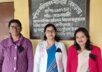 টেট শিক্ষকক ককৰ্থনা: শিক্ষামন্ত্ৰী ৰণোজ পেগুৰ বিৰুদ্ধে ক’লা বেজ পৰিধান কৰি শিক্ষকৰ প্ৰতিবাদ