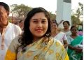 দায়িত্ববোধ: বিশ্বনাথত জোৰোণৰ পৰা উঠি পোনে পোনে ভোট দিবলৈ আহিল এগৰাকী কইনা
