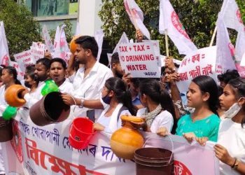 হাতে হাতে কলহ, বাল্টি ,মগ লৈ গুৱাহাটীৰ ৰাজপথত আছুৰ প্ৰতিবাদ, কিন্তু কিয়?