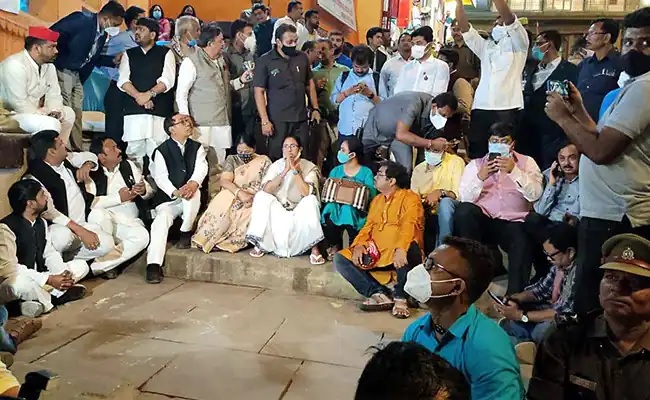 Protest against Mamata Banerjee in Varanasi
