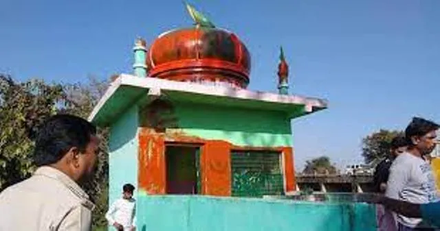 ধৰ্মীয় অসহিষ্ণুতা! মধ্য প্ৰদেশৰ নৰ্মদাপুৰমত মছজিদ লণ্ড-ভণ্ড কৰি গেৰুৱা ৰং সানি দিলে দুৰ্বৃত্তই
