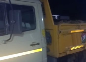 পুলিবৰত অবৈধভাবে মাটি কঢ়িওৱা ট্ৰাক জব্দ