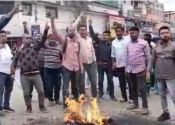 অখিল গগৈৰ বিৰুদ্ধে ধন লোৱাৰ অভিযোগ: জ্বলিল এআইইউডিএফৰ বিধায়কৰ প্ৰতিমূৰ্তি