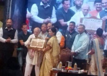 ৰবীন্দ্র ভৱনত কাব্যঋষি নীলমণি ফুকনক জ্ঞানপীঠ বঁটা প্ৰদান