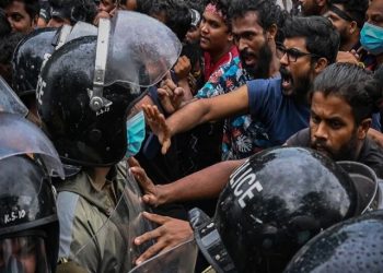 শ্ৰীলংকাত ভোকাতুৰ প্ৰতিবাদকাৰীৰ ওপৰত আৰক্ষীৰ নিৰ্বিচাৰ গুলীচালনা, এজন প্ৰতিবাদকাৰী নিহত