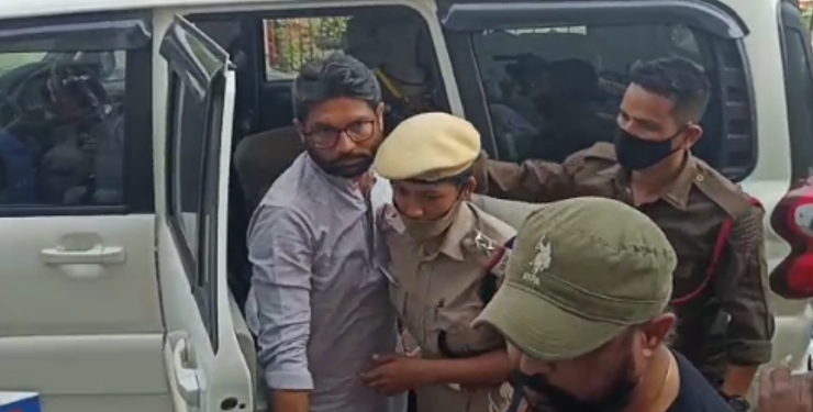 কোকৰাঝাৰ সদৰ থানালৈ অনাৰ সময়ত বিধায়ক  জিগনেছ মেৱানী। ফটো: নৰ্থইষ্ট নাও।