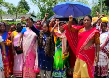 মাইক্ৰ’ফাইন্সেৰ চেক নেপাই মহিলাৰ প্ৰতিবাদ; তিনি বিষয়াক জবাবদিহি অৰ্ধ শতাধিক মহিলাৰ