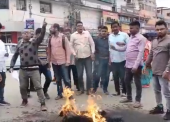 শিৱসাগৰত আইইউডিএফৰ বিধায়ক কৰিমউদ্দিন বৰভূঞাৰ প্ৰতিকৃতি দাহ ৰাইজৰ দলৰ