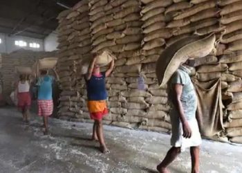 অৰ্থনৈতিক সংকটত বিধ্বস্ত শ্ৰীলংকালৈ খাদ্য সাহায্য হিচাপে চাউল যোগান ভাৰতৰ