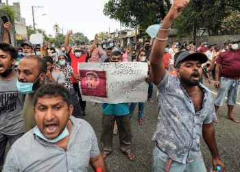অৰ্থনৈতিক সংকটত বিধ্বস্ত শ্ৰীলংকা! প্ৰধানমন্ত্ৰীৰ বাদে সকলো কেবিনেট মন্ত্ৰীৰ পদত্যাগ