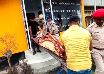 মহানগৰীত চাঞ্চল্য: এমট্ৰনৰ কর্মচাৰীক ঘৰতে গুলীয়াই হত্যা