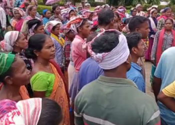 বিভিন্ন সমস্যা সমাধানৰ দাবীত মাৰ্ঘেৰিটাৰ ডিৰক চাহ বাগিচাত চাহ শ্রমিকৰ উত্তাল প্রতিবাদ