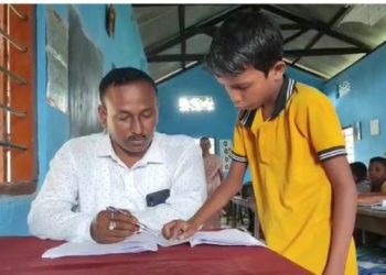 ইপিনে গুণোৎসৱ, আনপিনে মাত্ৰ এজন শিক্ষকৰে এটা কোঠাতে চলিছে পাঁচটাকৈ শ্ৰেণীৰ পাঠদান