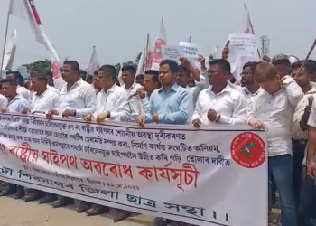 বিধ্বস্ত ৰাষ্ট্ৰীয় ঘাইপথ; শিৱসাগৰত প্ৰতিবাদত নামিল আছু
