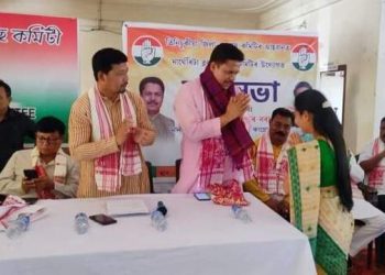 জুইয়ে পোৰা সোণ বিচাৰি প্ৰদেশ কংগ্ৰেছৰ সভাপতি ভূপেন বৰা, জ্যেষ্ঠ নেতা দেবব্রত শইকীয়া