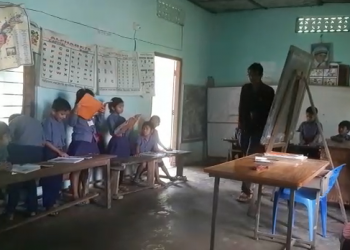 গুণোৎসৱৰ বতৰ: ৰাজ্যৰ এখন চৰকাৰী বিদ্যালয়ত এজন শিক্ষকে পাঠদান কৰিছে পাঁচটাকৈ শ্ৰেণীত