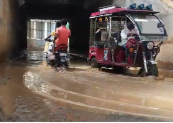 ৰে’ল বিভাগৰ সুৰংগ পথে জলাকলা খুৱাইছে ৰাইজক; নিৰ্বিকাৰ ৰে’ল কৰ্তৃপক্ষ, জিলা প্ৰশাসন