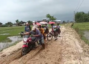 পশ্চিম যোৰহাটৰ নামনি কাঠনিবাৰী গাঁৱৰ এটা ৰাস্তাই জীয়াতু ভোগাইছে সাধাৰণ ৰাইজক