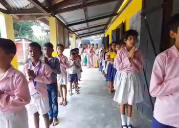 School with a difference: ব্যক্তিগত বিদ্যালয়ৰ লগত সমানে ফেৰ মাৰি জিলিকি উঠিছে টীয়কৰ চমুৱা গছপুৰীয়া প্ৰাথমিক বিদ্যালয়