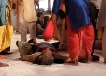 Stampede broke out: প্ৰসাদৰ বাবে ল’ৰা ঢপৰা; পদপিষ্ট হৈ কমেও ১৭ জন ভক্ত আহত