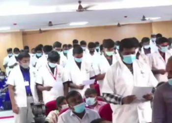 চিকিৎসা বিজ্ঞানৰ শিক্ষাৰ্থীৰ চৰকৰ নামত শপত পাঠ; বিতৰ্কৰ মাজতেই অপসাৰিত ডীন
