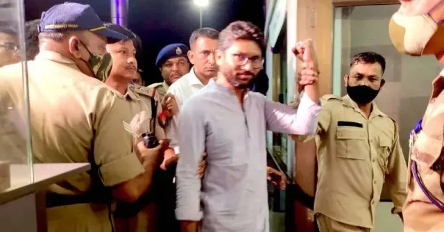 লগ এৰা নাই বিপদে! জিগনেশ মেৱানীক তিনি মাহৰ কাৰাদণ্ড