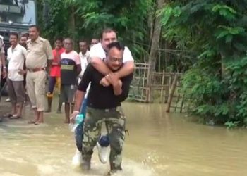 জনপ্ৰতিনিধিৰ কাণ্ড: সাংবাদিকৰ পিঠিত উঠি গ’ল বান বিধ্বস্ত এলেকা চাবলৈ!