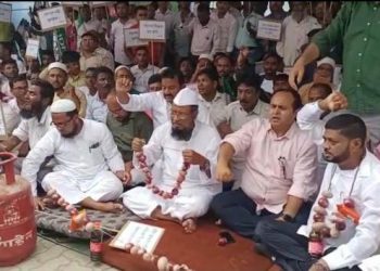 মূল্যবৃদ্ধিৰ বিৰুদ্ধে মহানগৰীৰ চচলত এ আই ইউ ডি এফৰ প্ৰতিবাদ