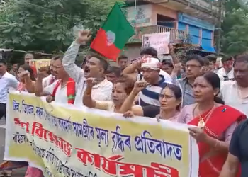 ৰাইজৰ দলৰ প্ৰতিবাদত বাধা আৰক্ষী প্ৰশাসনৰ; সমদলকাৰীক আধা বাটতে আৱদ্ধ কৰিলে আৰক্ষীয়ে