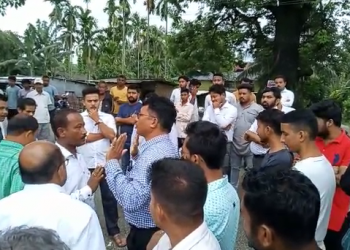 টংলাত আছু আৰু প্ৰাক্তন আছুৰ মাজত মুখামুখি সংঘাত; প্ৰাক্তন আছুক সভা পতাত বাধা আছু কৰ্মীৰ