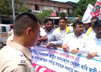 AASU protest: ৰাজ্যৰ বানপানী সমস্যাকলৈ বিশ্বনাথত আছুৰ বিক্ষোভ; আৰক্ষী প্ৰশাসনৰ বাধা