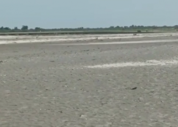 বাৰিষাতো অস্বাভাৱিকভাবে খৰাং হৈ পৰিছে ব্ৰহ্মপুত্ৰৰ বুকু; এটুপি পানী বিচাৰি হাহাকাৰ নৈপৰীয়া ৰাইজৰ