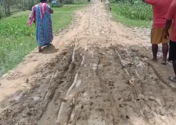 চৰকাৰৰ বিকাশৰ স্বৰূপ! বছৰ বছৰ ধৰি পকী নহ’ল পথ; নিৰ্বাচনত ভোট বৰ্জনৰ সিদ্ধান্ত গাঁৱবাসীৰ
