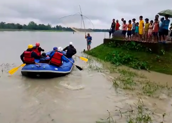 Flood in Assam: অৱশেষত শ্বাসৰুদ্ধকৰ পৰিস্থিতিৰ অৱসান; বৰনদীৰ বুকুত আৱদ্ধ ১৪টা পৰিয়ালক উদ্ধাৰ