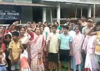টীয়কত শ্বহীদৰ স্মৃতি বিজড়িত বিদ্যালয়ক একত্ৰিকৰণৰ বিৰোধিতা; শিক্ষামন্ত্ৰীক পুনৰ বিবেচনাৰ দাবী ৰাইজৰ