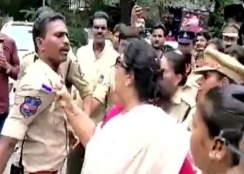আৰক্ষীৰ কলাৰত ধৰি টানি বিতৰ্কত কংগ্ৰেছ নেত্ৰী; কি স্পষ্টীকৰণ দিলে নেত্ৰীগৰাকীয়ে?
